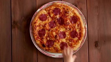 İnsan Elleri 'nin Pizzanın Dilimlerini Aldığı Yakın Çekim Yeşil
