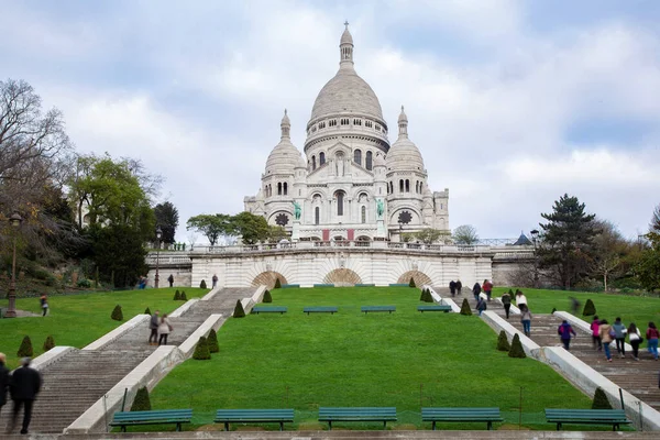 Parijs, Frankrijk 6 oktober 2019 Mensen lopen de trap op naar de Basiliek van het Heilig Hart van Parijs — Stockfoto