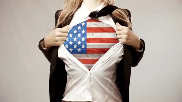 Feminino rasga sua camisa aberta para mostrar uma impressão da bandeira americana — Vídeo de Stock