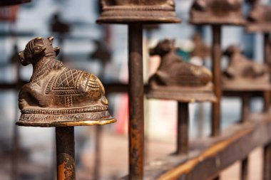 Kutsal Boğa Nandi 'nin bronz heykelini yakından çek.