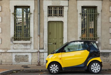 Fransa 'nın Nimes şehrinde caddeye park edilmiş küçük araba.