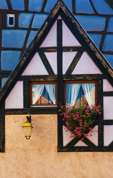 Maison dans la vieille ville de Colmar avec des décorations — Photo