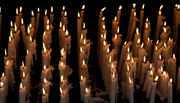 黑色背景上的一排蜡烛 — 图库照片