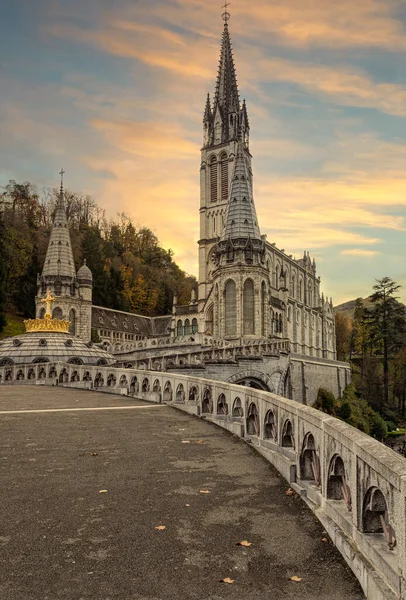 Uitzicht op de kathedraal in Lourdes, Frankrijk bij zonsondergang Stockafbeelding
