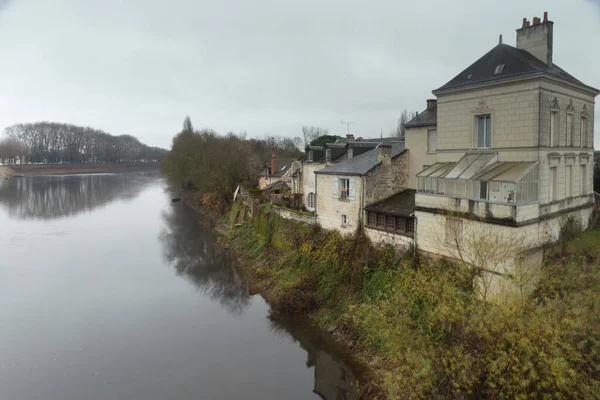 Dom nad rzeką i las w Chinon — Zdjęcie stockowe