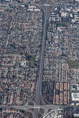Los Angeles 'ta büyük bir otoyol kavşağının havadan görüntüsü.