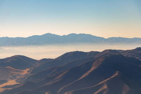 Vue aérienne de montagnes empilées de brouillard et de nuages — Photo