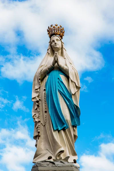 Άγαλμα της Παναγίας μπροστά στον ουρανό Εικόνα Αρχείου