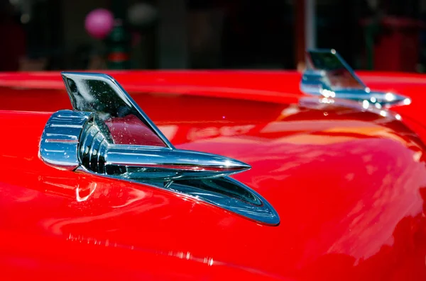 Close-up weergave van glanzend chroom metalen pijl kap element Stockfoto