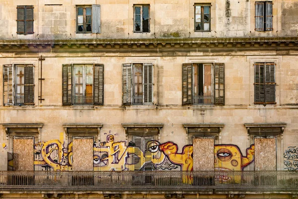 Devant un bâtiment abandonné avec fenêtres cassées — Photo