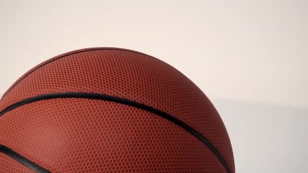 Hermoso tiro héroe de una pelota de baloncesto desde varios ángulos — Vídeo de stock