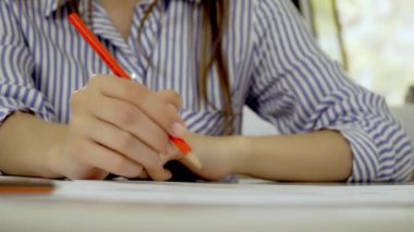 Kadın ressamın yakın plan resmi.