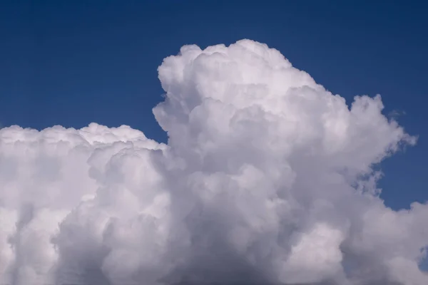 Nuvens Brancas Fundo Céu Azul Saturado — Fotografia de Stock