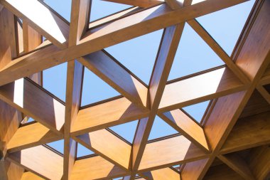 İnşaatta ahşap üçgenler var. Modern mimari, tasarım ve iç mimari kavramı. Modüler tepe örtüsü ya da çatı. Ahşap arkaplan. 