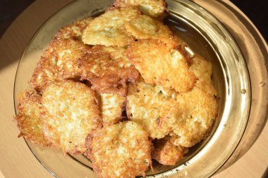 Kızarmış patates gözlemesi ya da cam tabakta draniki. Basit bir draniki tarifi. Kapat.