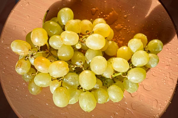 Uvas Verdes Maduras Fecham Uvas Brancas Com Gotas Água — Fotografia de Stock