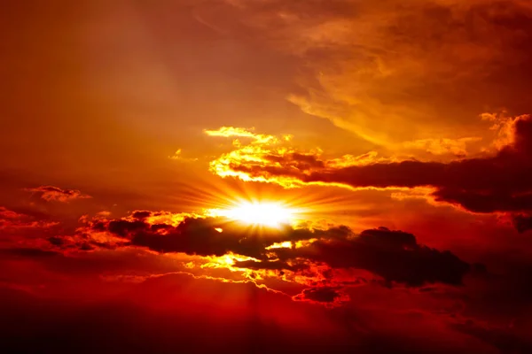 Belo Pôr Sol Vermelho Acima Das Nuvens Com Raios Luz — Fotografia de Stock