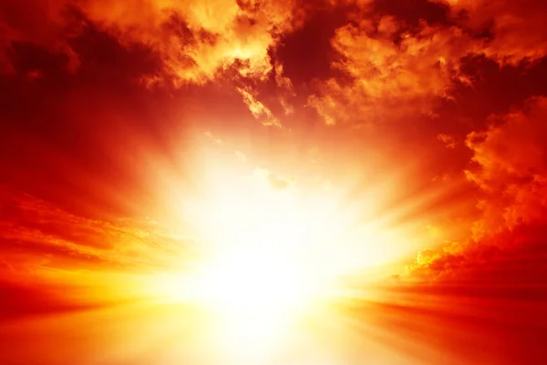 Pôr Sol Ardente Com Céu Nublado Luz Solar Brilhante — Fotografia de Stock