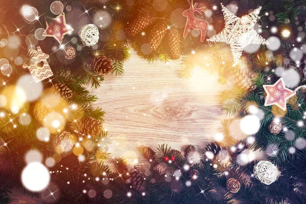 Элегантная рождественская композиция, елка, украшенная игрушками — стоковое фото