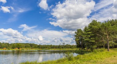 Karkino malikanesindeki yaz gölünün manzarası.