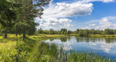 Karkino malikanesindeki yaz gölünün manzarası.