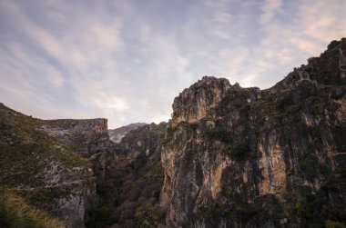 Yürüyüş parkuru Los Cahorros de Monachil (Granada) sonbaharda. Monachil Nehri'nin yanında oyulmuş etkileyici bir geçit. Bu şelaleler, mağaralar ve asma köprüler ile tekil güzellik bir yerdir.