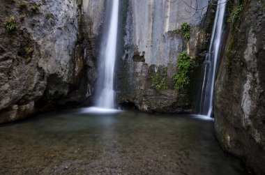 Yürüyüş parkuru Los Cahorros de Monachil (Granada) sonbaharda. Monachil Nehri'nin yanında oyulmuş etkileyici bir geçit. Bu şelaleler, mağaralar ve asma köprüler ile tekil güzellik bir yerdir.