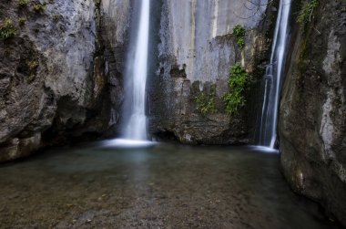 Yürüyüş parkuru Los Cahorros de Monachil (Granada) sonbaharda. Monachil Nehri'nin yanında oyulmuş etkileyici bir geçit. Bu şelaleler, mağaralar ve asma köprüler ile tekil güzellik bir yerdir.
