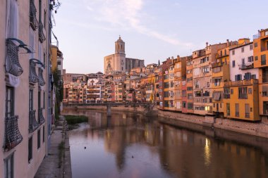 Su nehir Onyar, Girona, Catalonia, İspanya yansıyan renkli sarı ve turuncu evleri.