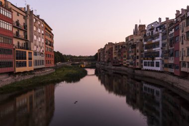 Su nehir Onyar, Girona, Catalonia, İspanya yansıyan renkli sarı ve turuncu evleri.