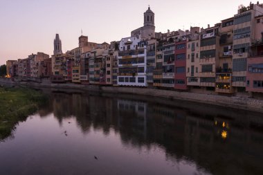 Su nehir Onyar, Girona, Catalonia, İspanya yansıyan renkli sarı ve turuncu evleri.
