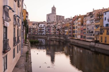 Su nehir Onyar, Girona, Catalonia, İspanya yansıyan renkli sarı ve turuncu evleri.