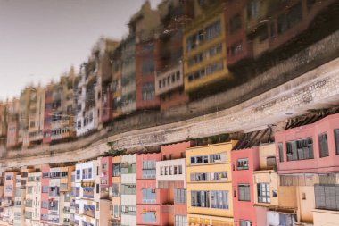 Su nehir Onyar, Girona, Catalonia, İspanya yansıyan renkli sarı ve turuncu evleri.