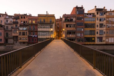 Su nehir Onyar, Girona, Catalonia, İspanya yansıyan renkli sarı ve turuncu evleri.