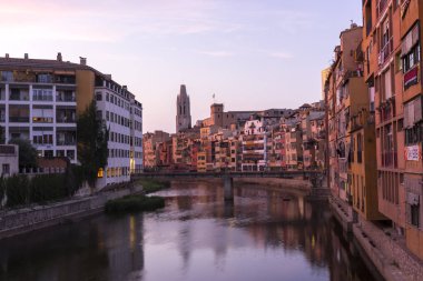 Su nehir Onyar, Girona, Catalonia, İspanya yansıyan renkli sarı ve turuncu evleri.