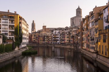 Su nehir Onyar, Girona, Catalonia, İspanya yansıyan renkli sarı ve turuncu evleri.