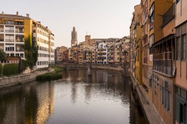 Su nehir Onyar, Girona, Catalonia, İspanya yansıyan renkli sarı ve turuncu evleri.