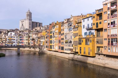 Su nehir Onyar, Girona, Catalonia, İspanya yansıyan renkli sarı ve turuncu evleri.