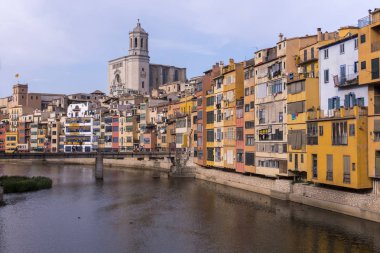 Su nehir Onyar, Girona, Catalonia, İspanya yansıyan renkli sarı ve turuncu evleri.