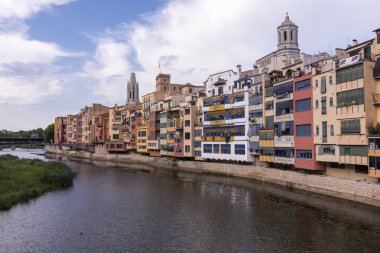 Su nehir Onyar, Girona, Catalonia, İspanya yansıyan renkli sarı ve turuncu evleri.