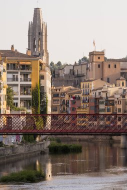 Su nehir Onyar, Girona, Catalonia, İspanya yansıyan renkli sarı ve turuncu evleri.