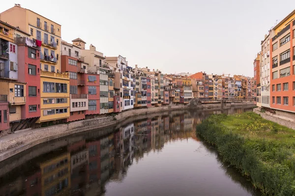 Casas Coloridas Amarelas Laranja Refletidas Rio Onyar Girona Catalunha Espanha — Fotografia de Stock