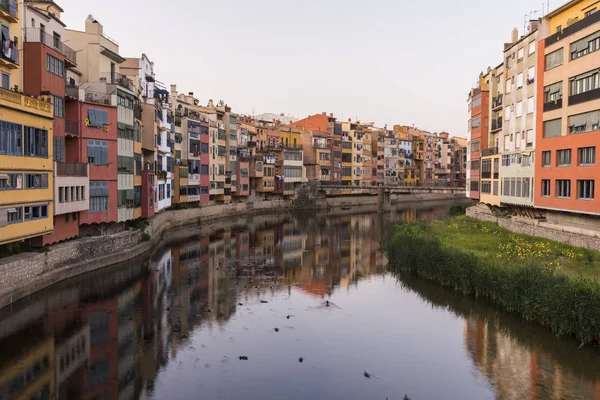 Casas Coloridas Amarelas Laranja Refletidas Rio Onyar Girona Catalunha Espanha — Fotografia de Stock