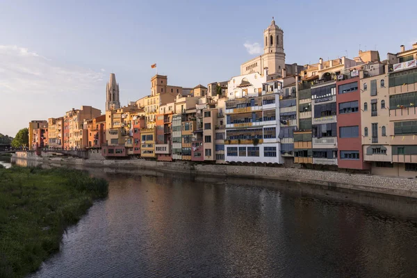 Su nehir Onyar, Girona, Catalonia, İspanya yansıyan renkli sarı ve turuncu evleri.