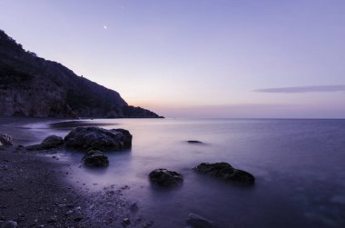 Cantarrijan plajında günün ilk saatleri, Granada Costa del Sol ve Costa Tropikal en iyi çıplaklar plajı