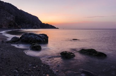 Cantarrijan plajında günün ilk saatleri, Granada Costa del Sol ve Costa Tropikal en iyi çıplaklar plajı