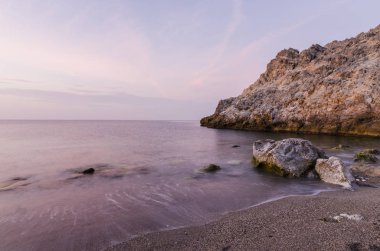 Cantarrijan plajında günün ilk saatleri, Granada Costa del Sol ve Costa Tropikal en iyi çıplaklar plajı