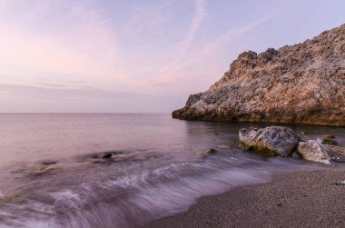 Cantarrijan plajında günün ilk saatleri, Granada Costa del Sol ve Costa Tropikal en iyi çıplaklar plajı