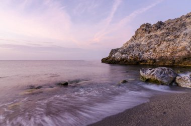 Cantarrijan plajında günün ilk saatleri, Granada Costa del Sol ve Costa Tropikal en iyi çıplaklar plajı