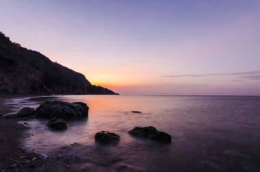 Cantarrijan plajında günün ilk saatleri, Granada Costa del Sol ve Costa Tropikal en iyi çıplaklar plajı